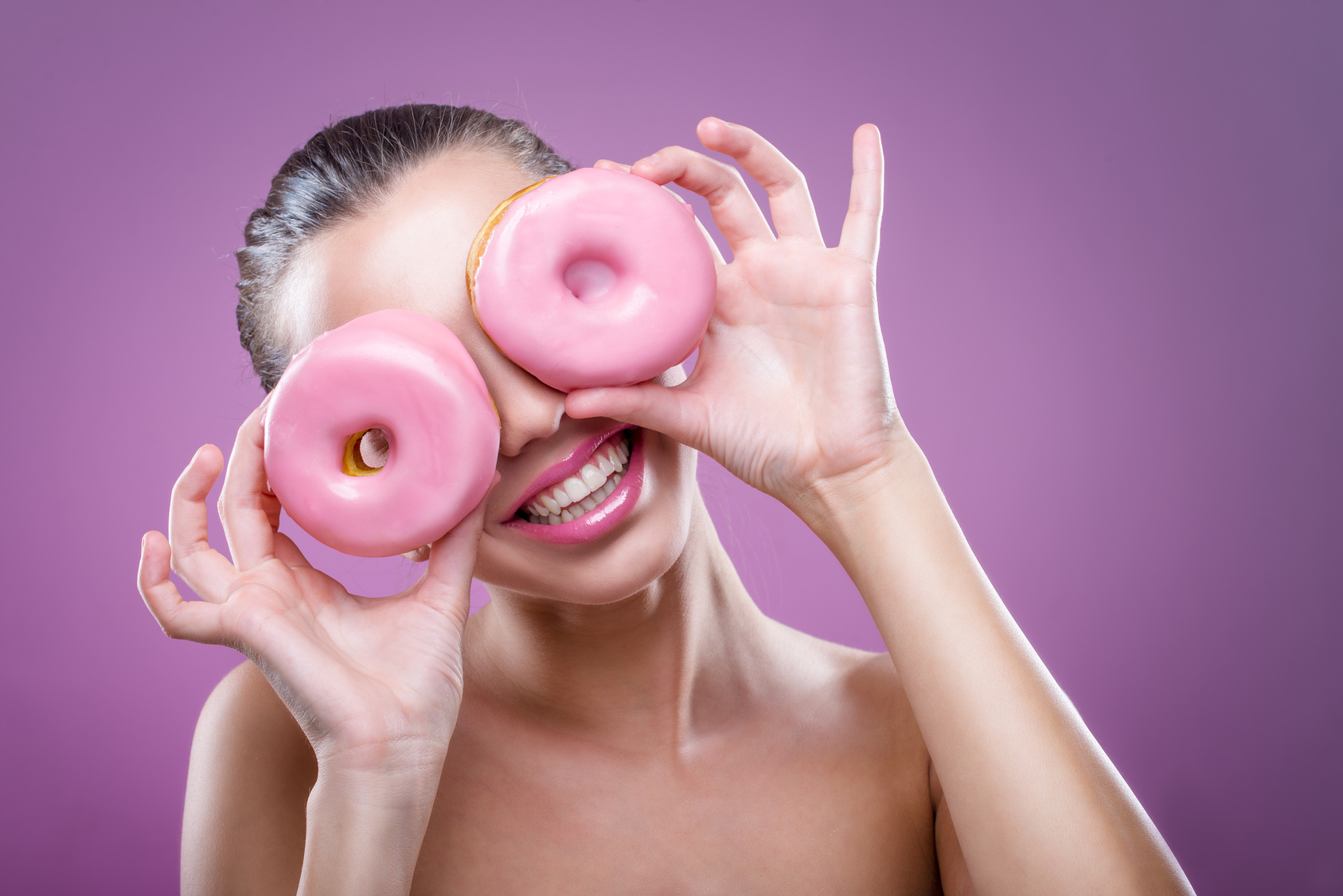 Beautiful woman with donuts, his two eyes are pink  donut