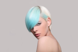 junge frau mit blauen haaren