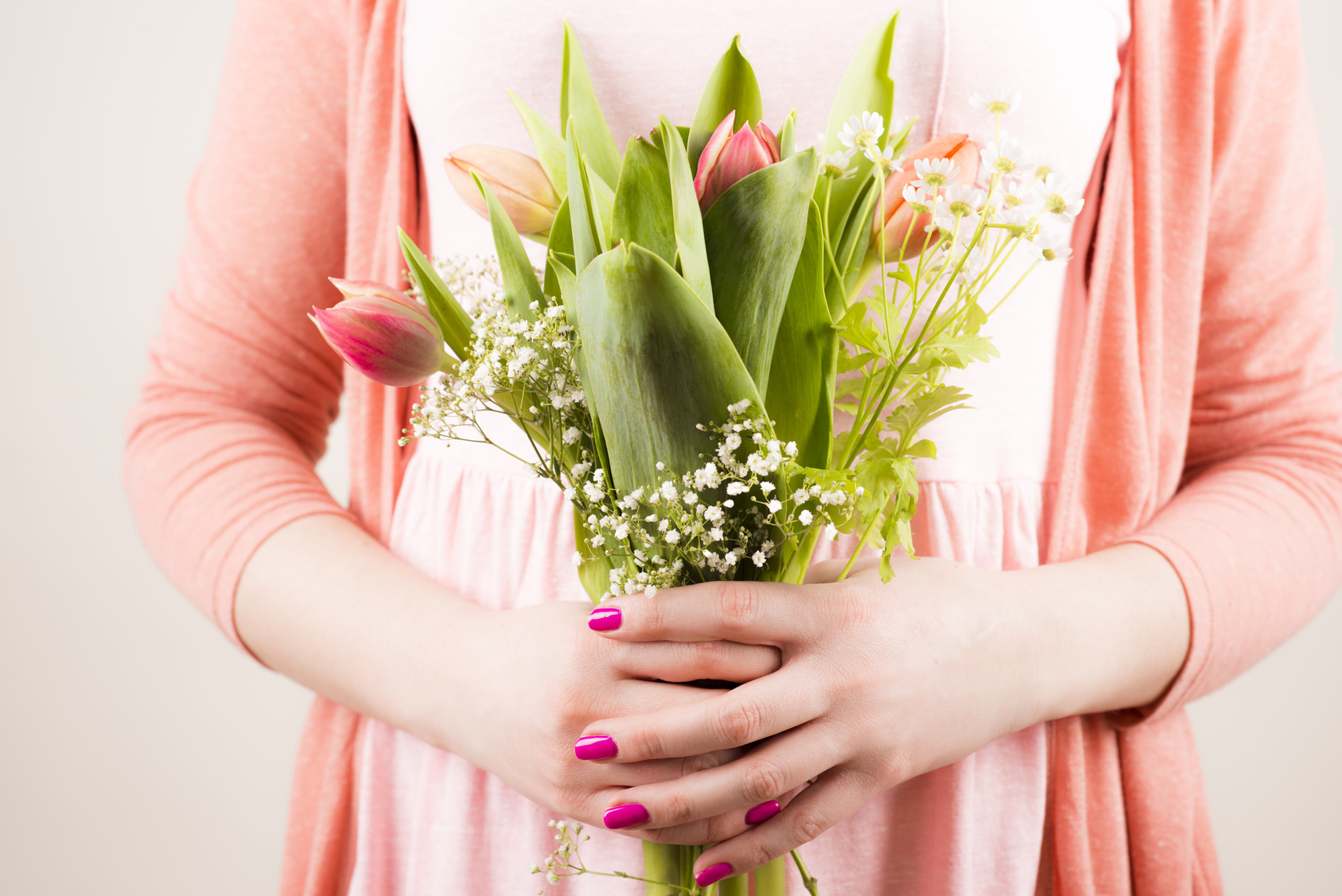 Mädchen hält Blumenstrauß in den Händen