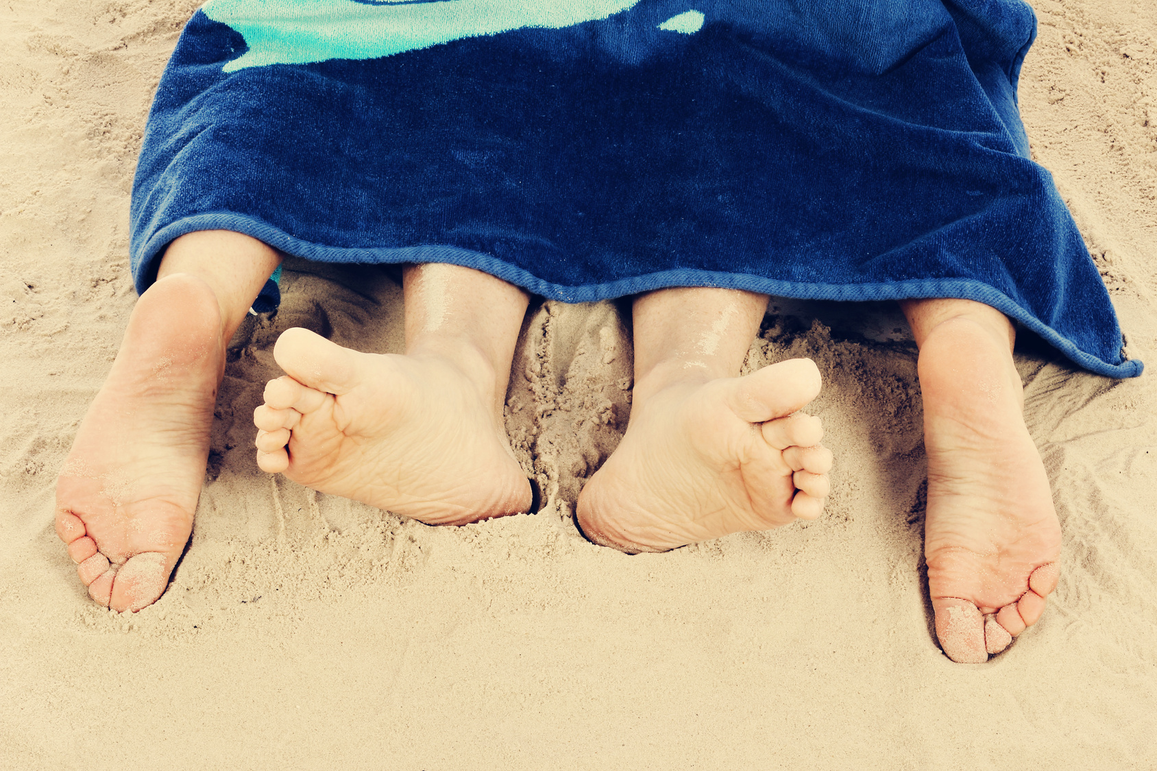 couple faisant l’amour sur plage