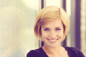 lächelnde junge frau