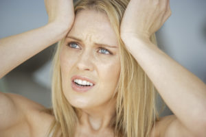 Ärgerliche junge Frau