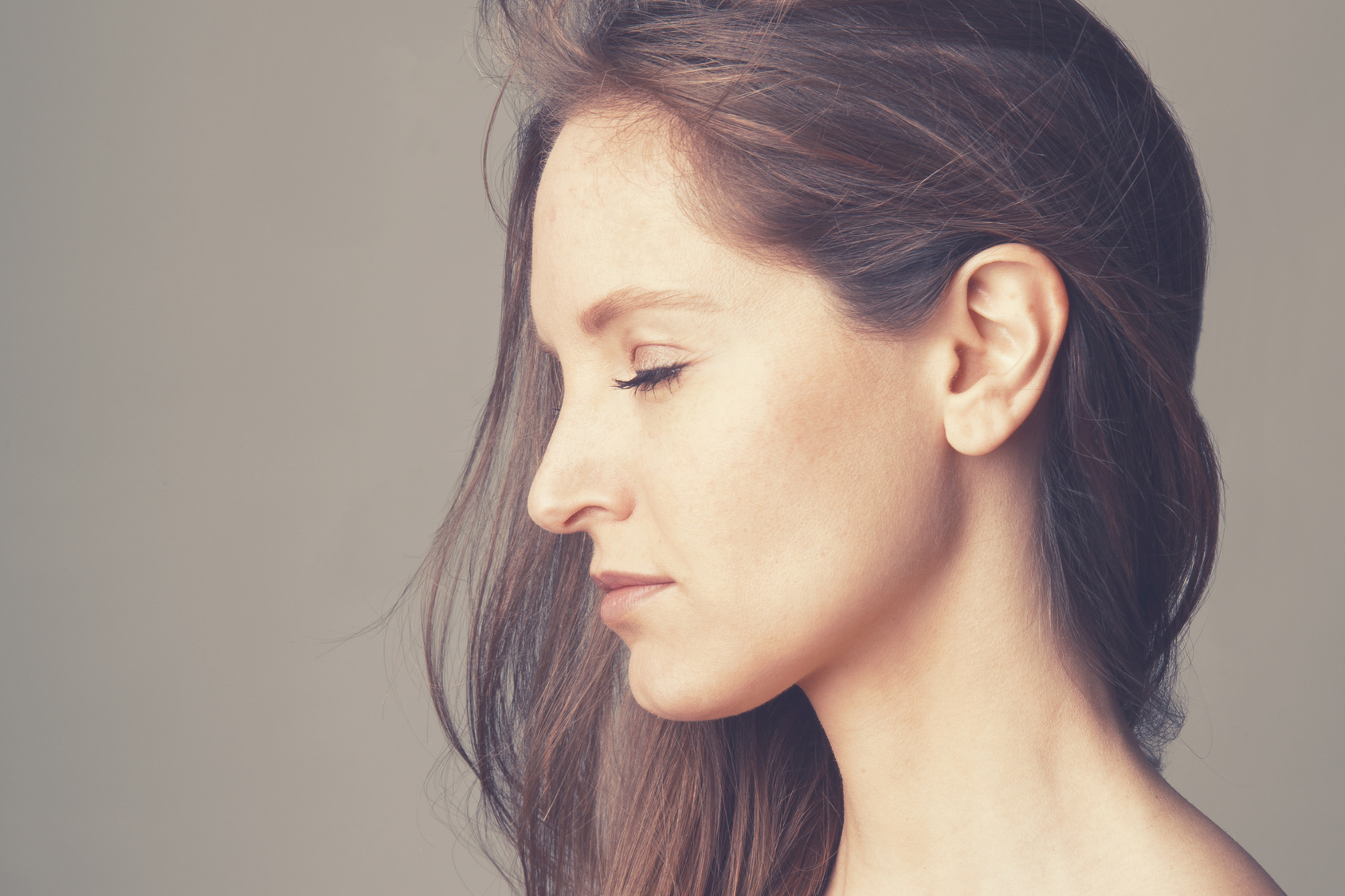 Portrait jeune femme brune