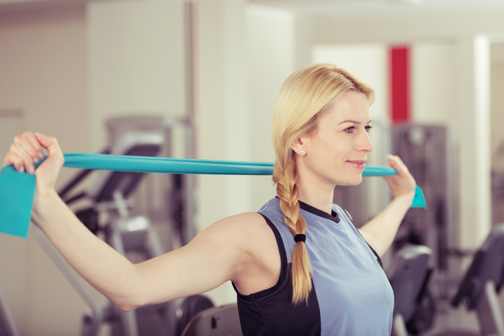 frau trainiert mit einem band im fitness-center