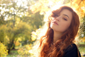 Девушка в осеннем парке