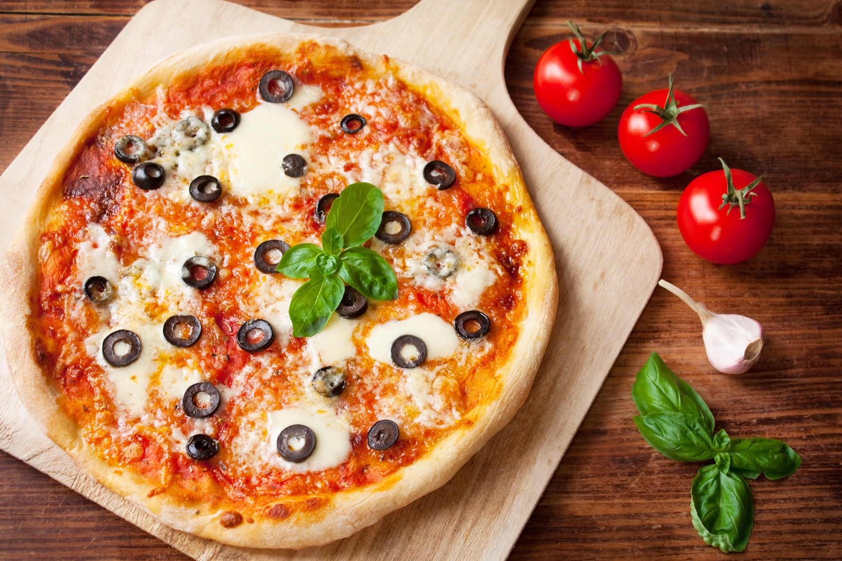 Pizza Margherita mit Oliven, Basilikum und Mozzarella