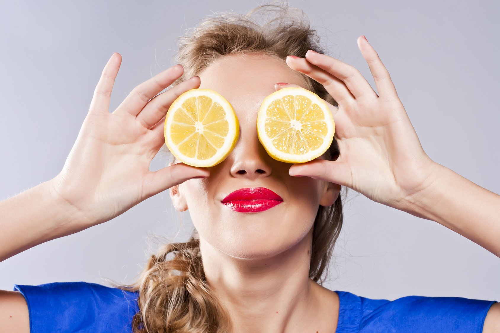 Portrait of woman, holding fresh lemon