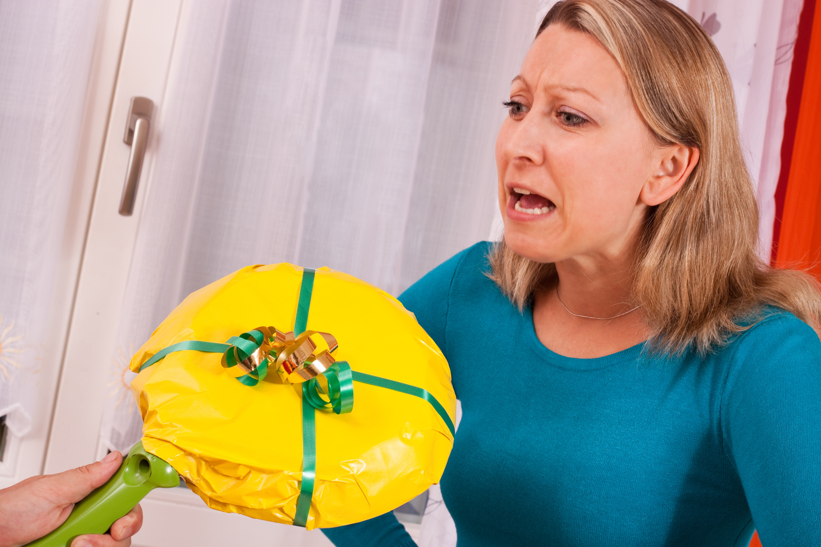 junge blonde frau bekommt liebloses geschenk
