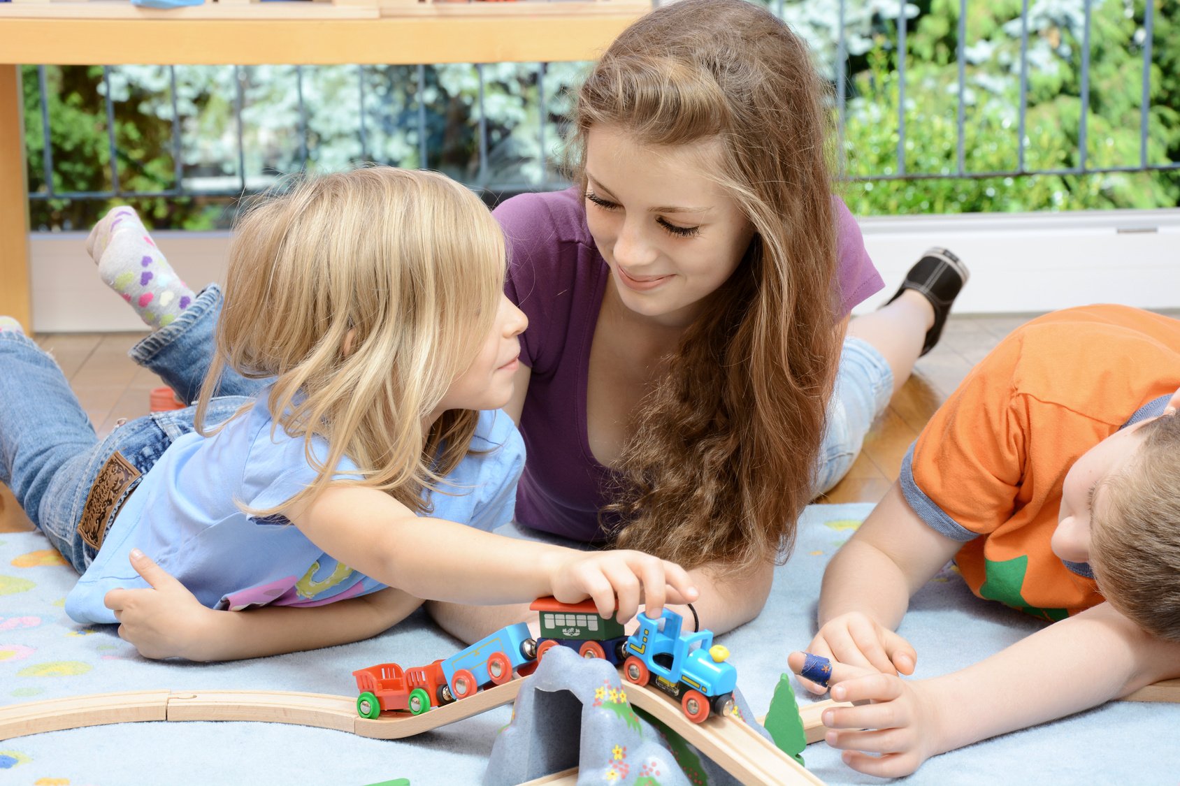 Babysitter spielt mit Kindern