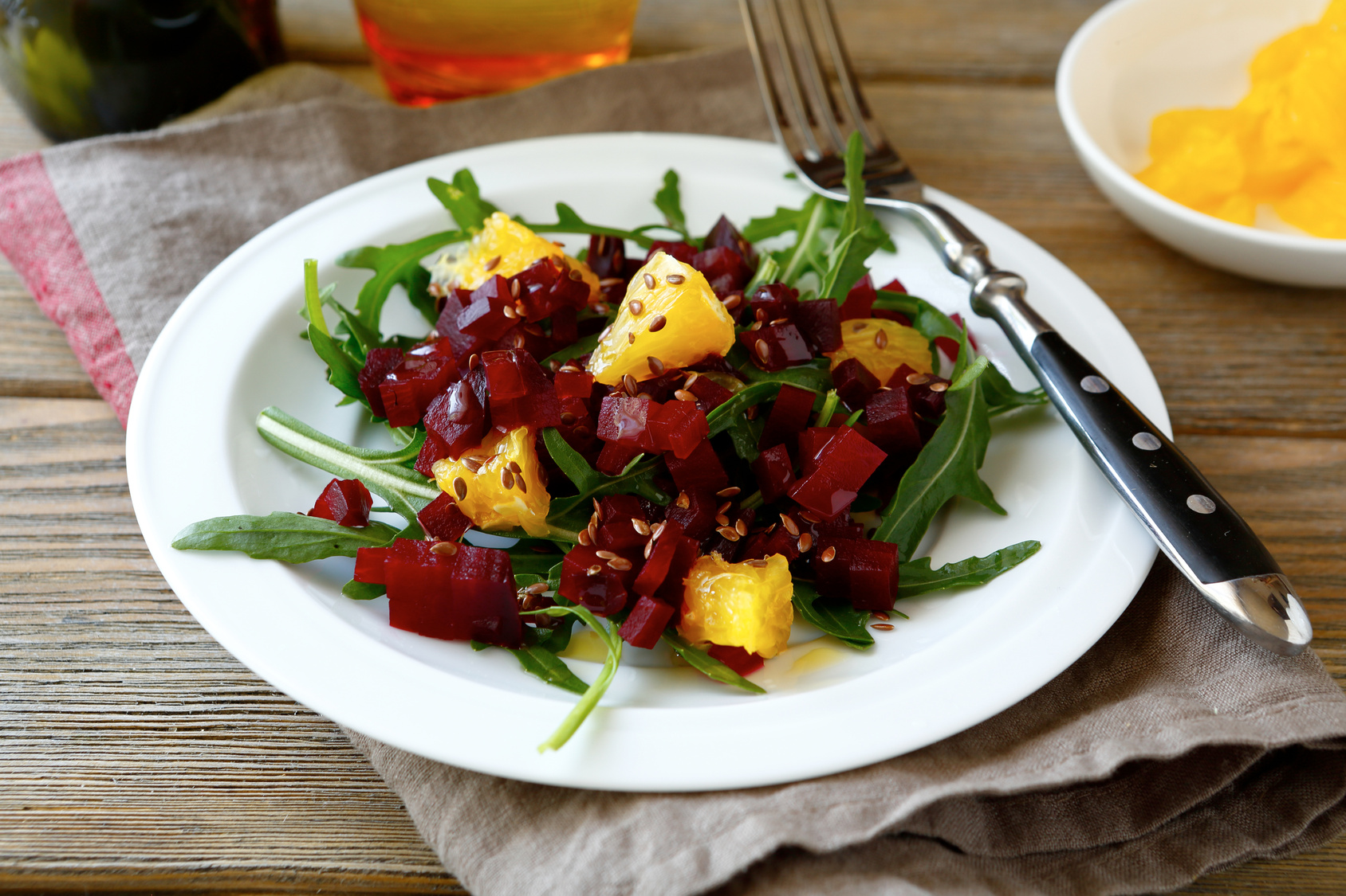 Salad with beet, arugula and orange