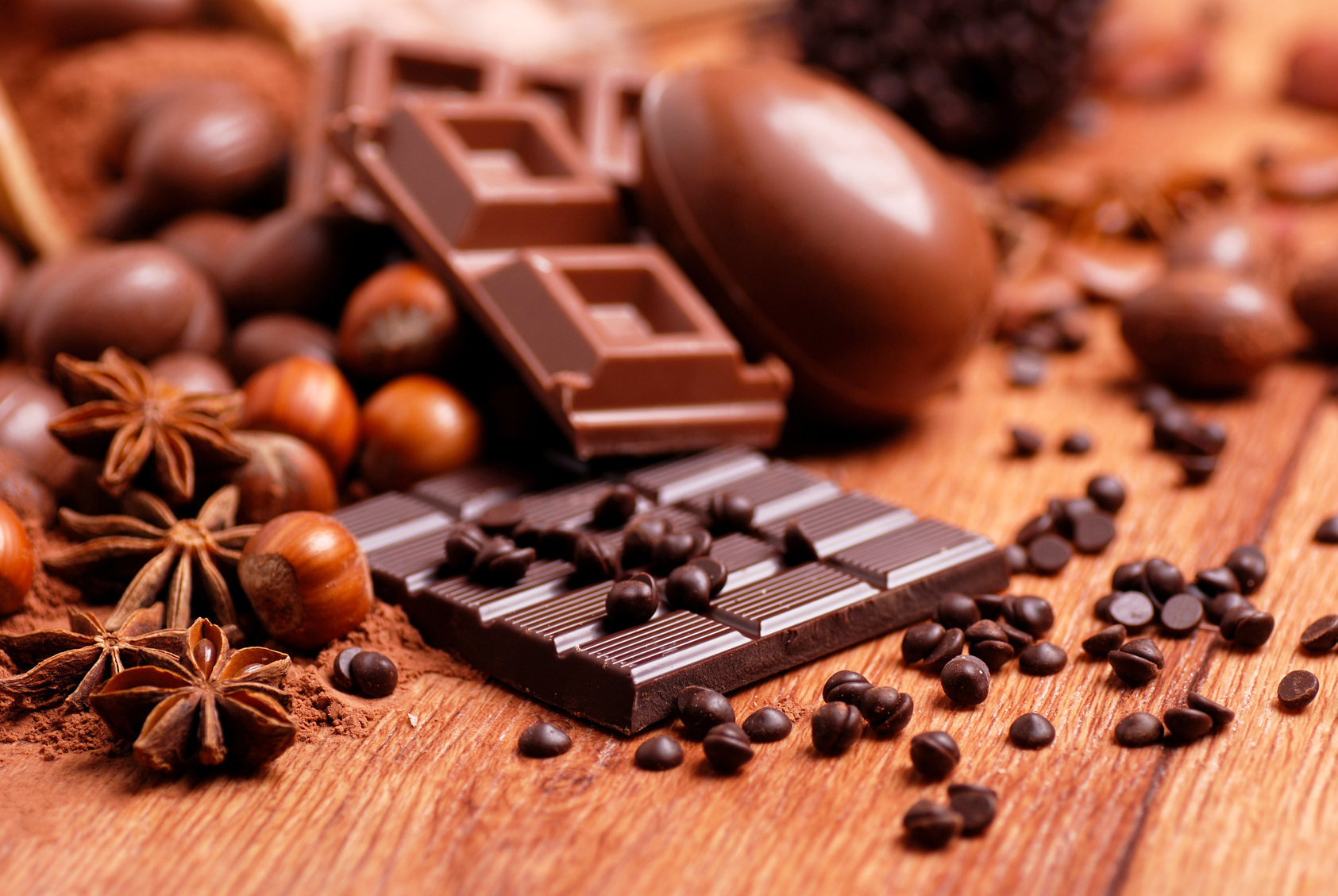 uova pasquali e cioccolato assortito sul tavolo di legno