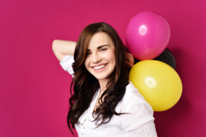 glückliche frau mit luftballons