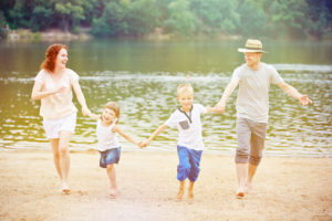 Familie mit Kindern macht Urlaub im Sommer