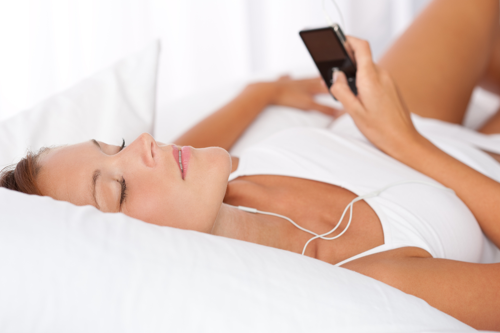 Young woman holding mp3 player