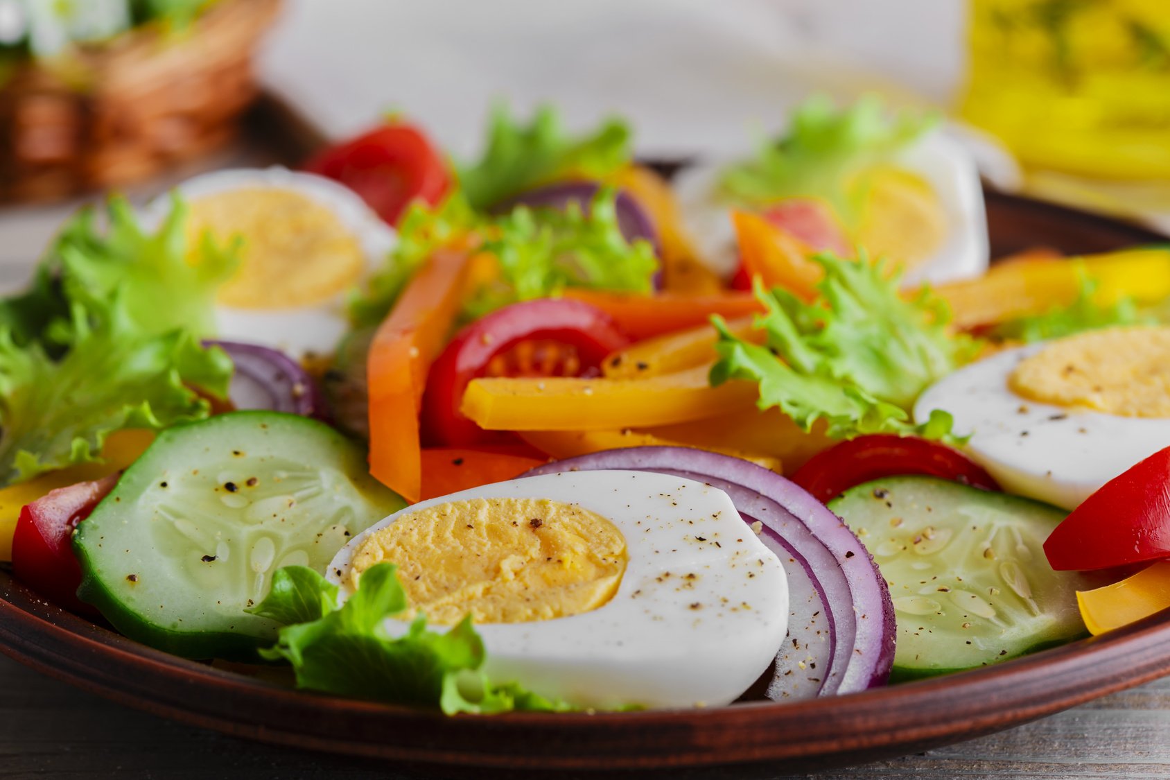 vegetable salad with pepper tomato cucumber and egg