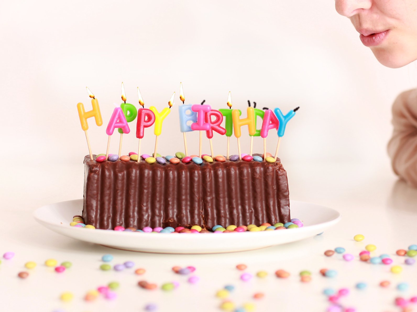 Geburtstagskind mit Kuchen