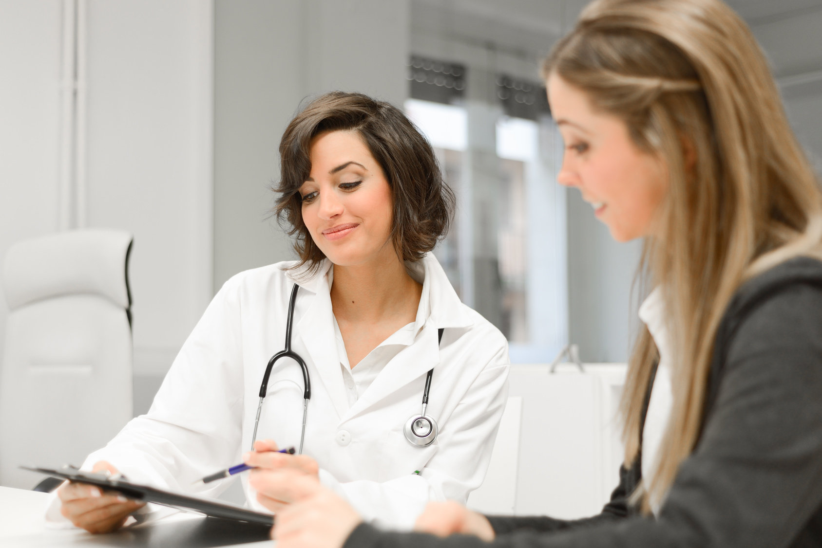 Doctor explaining diagnosis to her female patient