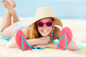 lachende frau sonnt sich am strand