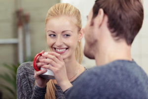 frau mit einer tasse kaffee unterhlt sich mit ihrem freund