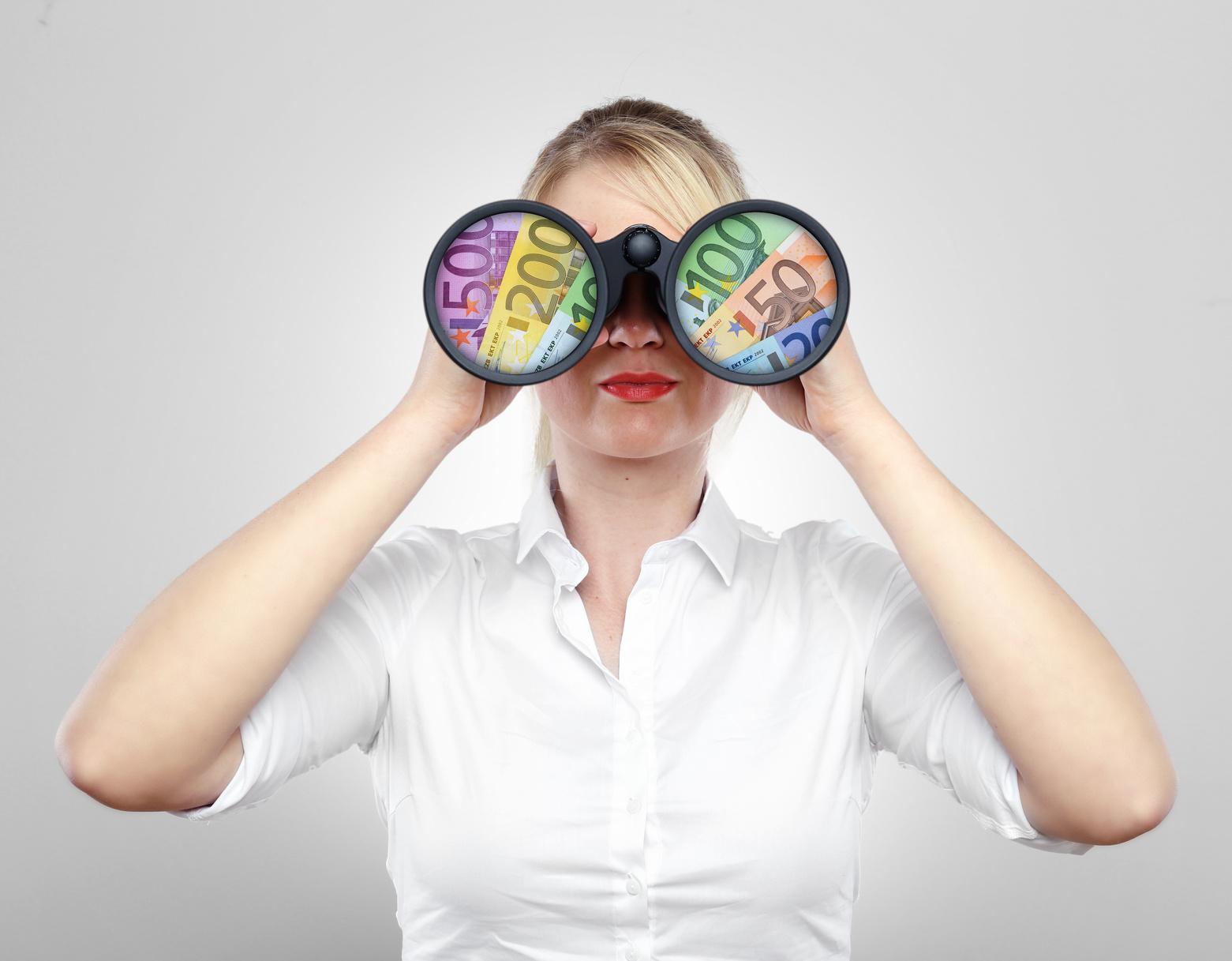 Frau mit Fernglas und Geld