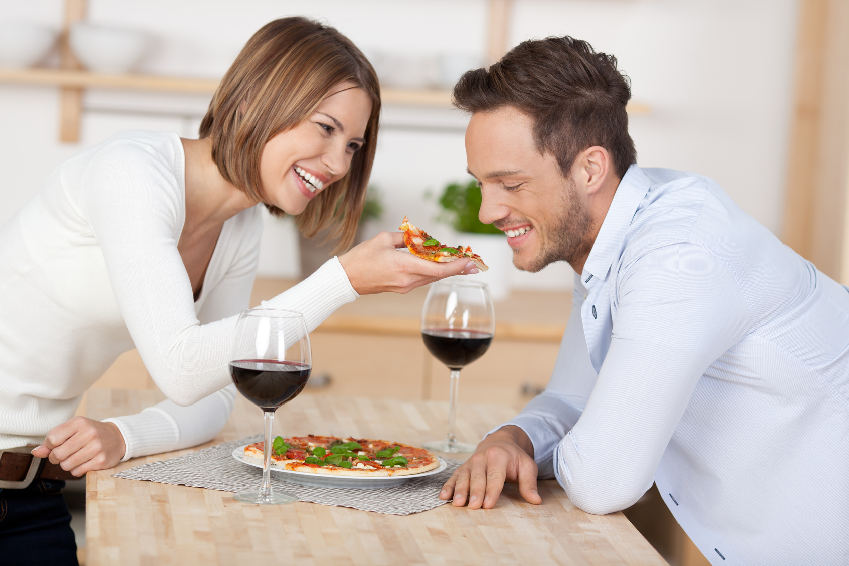 Жена красиво дает мужу. Мужчина и женщина ужинают. Мужчина и женщина обедают. Мужчина и женщина на кухне. Парень и девушка ужинают.