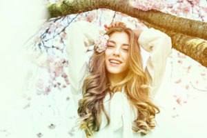 schne frau im kirschbaum