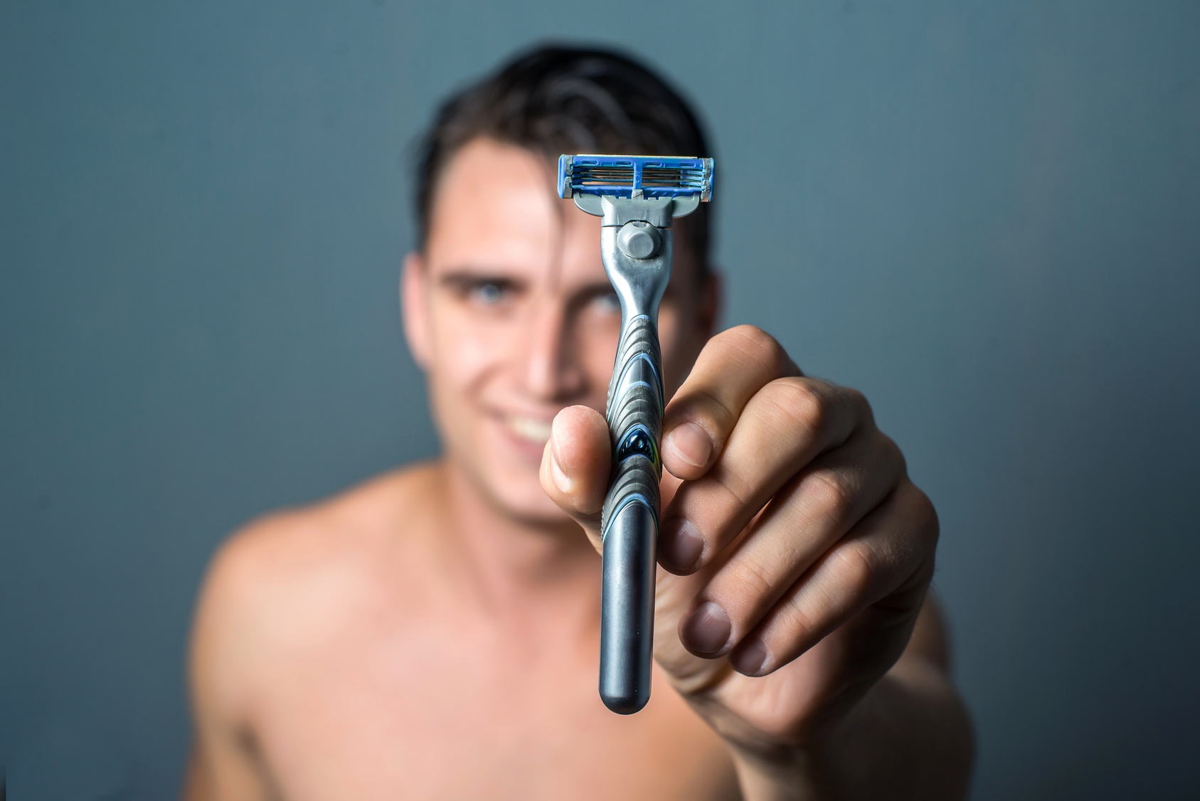 man hand holding an shaver