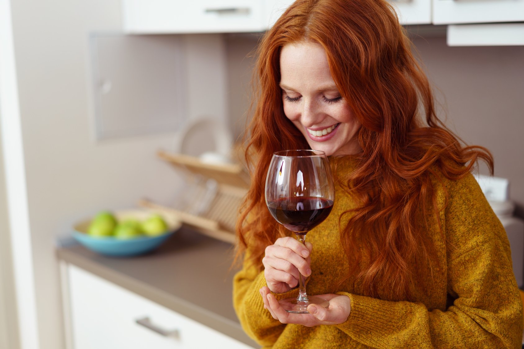 entspannte frau geniet ein glas rotwein