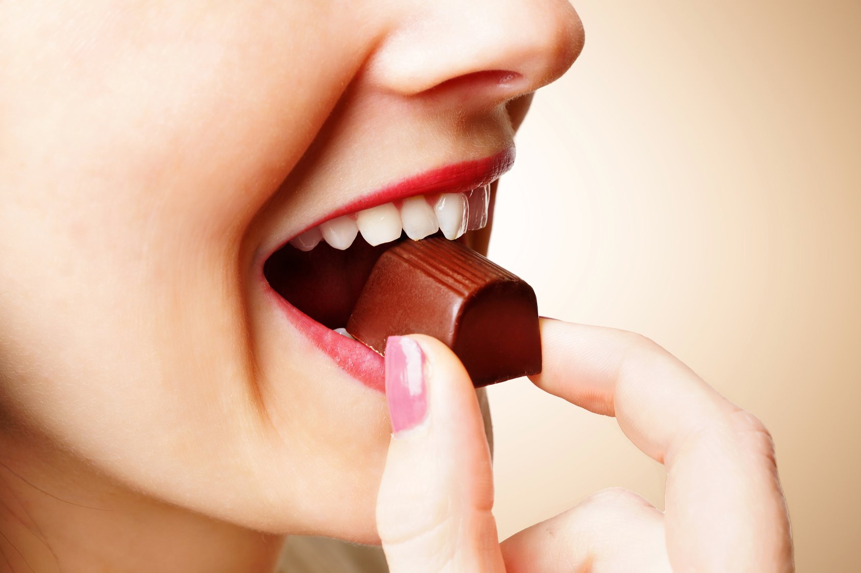 Frau geniet Schokolade