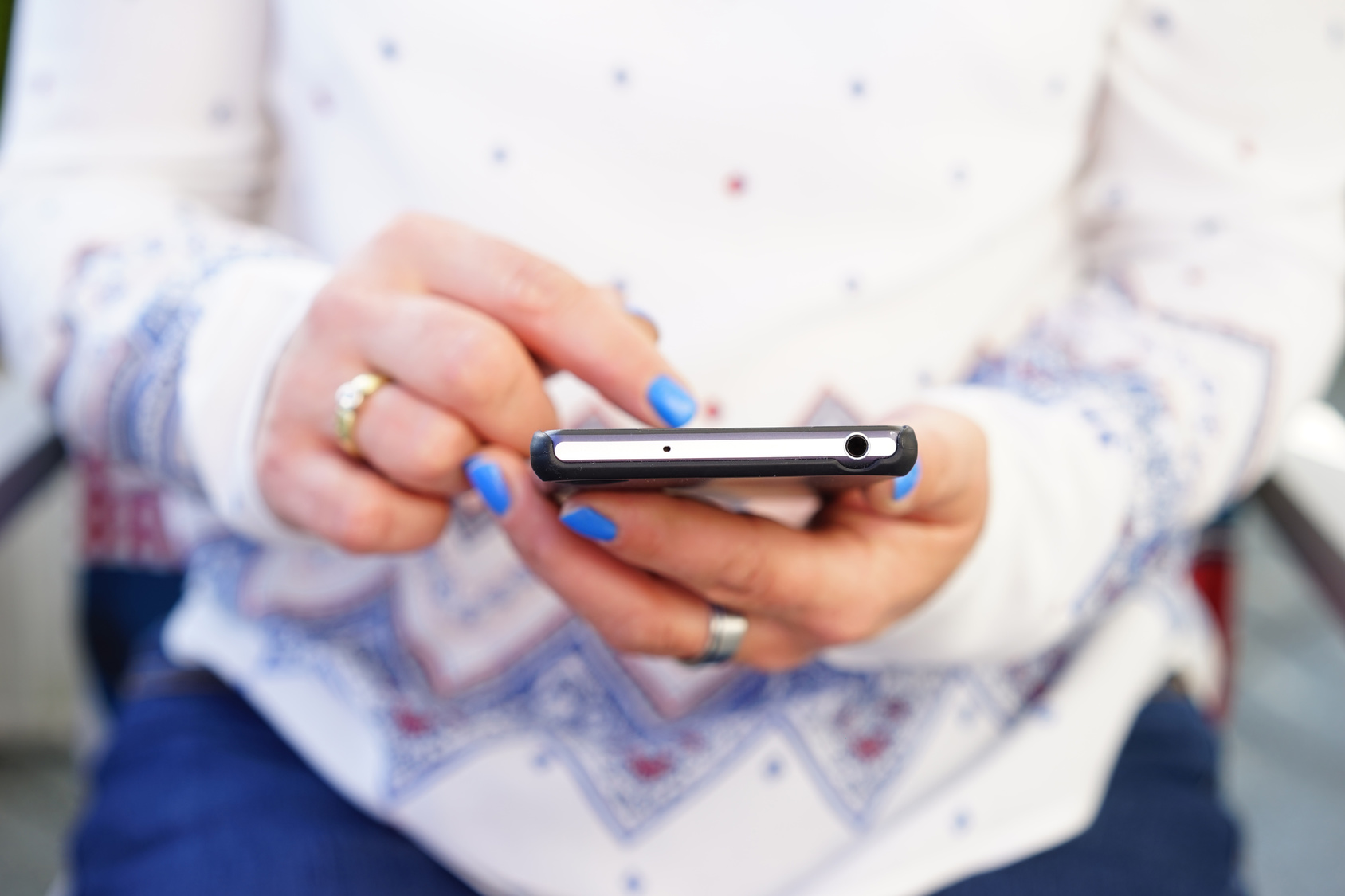 Frau beschftigt sich mit einem Smartphone