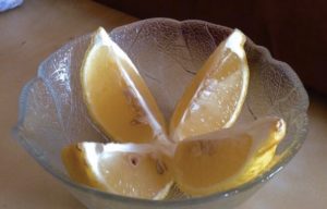 Halkaise sitruuna neljään osaan ja ripottele suolaa päälle – tämä niksi on nerokas Sitruuna