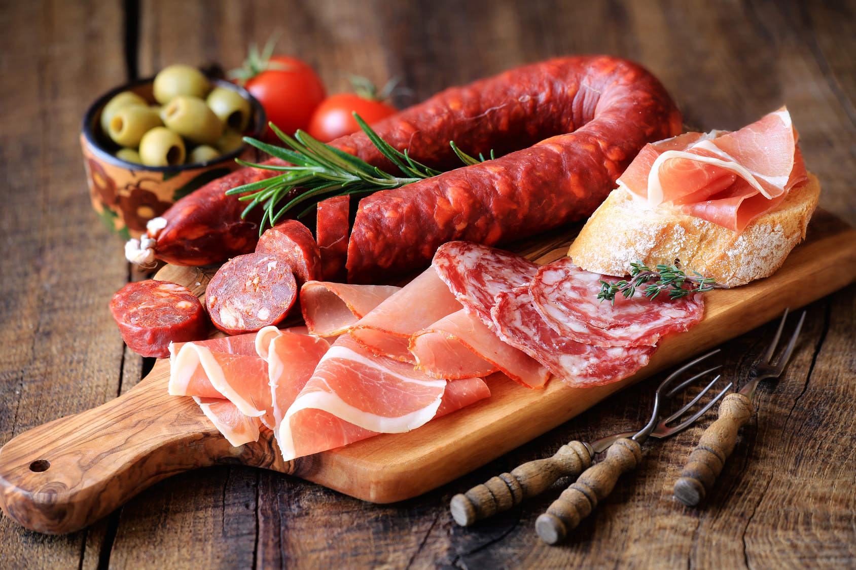 Spanish tapas – chorizo, salsichon, jamon serrano, lomo and olives