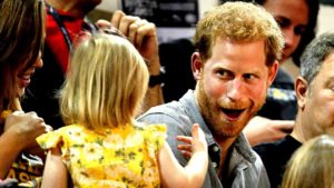 2-vuotias pitkäkyntinen napsi prinssi Harryn popcorneja – hauska hetki tallentui videolle
