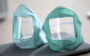 Kasvomaski ikkunalla