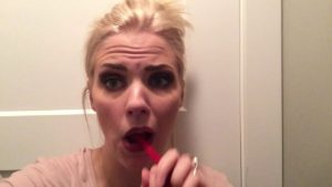 Äiti tiivisti vanhemmuuden 30 sekuntiin ruokakomerossa piileskellessä – katso hulvaton video