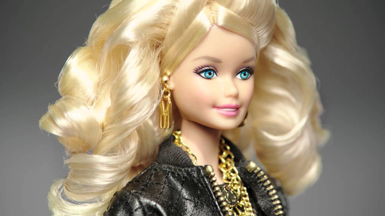 Barbie-mainoksessa ensimmäistä kertaa poika mukana – katso video