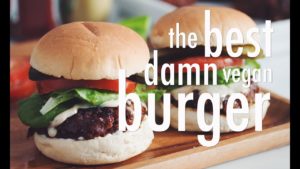 Herkullinen vegeburgeri valmistuu näin – katso ohjeet videolta