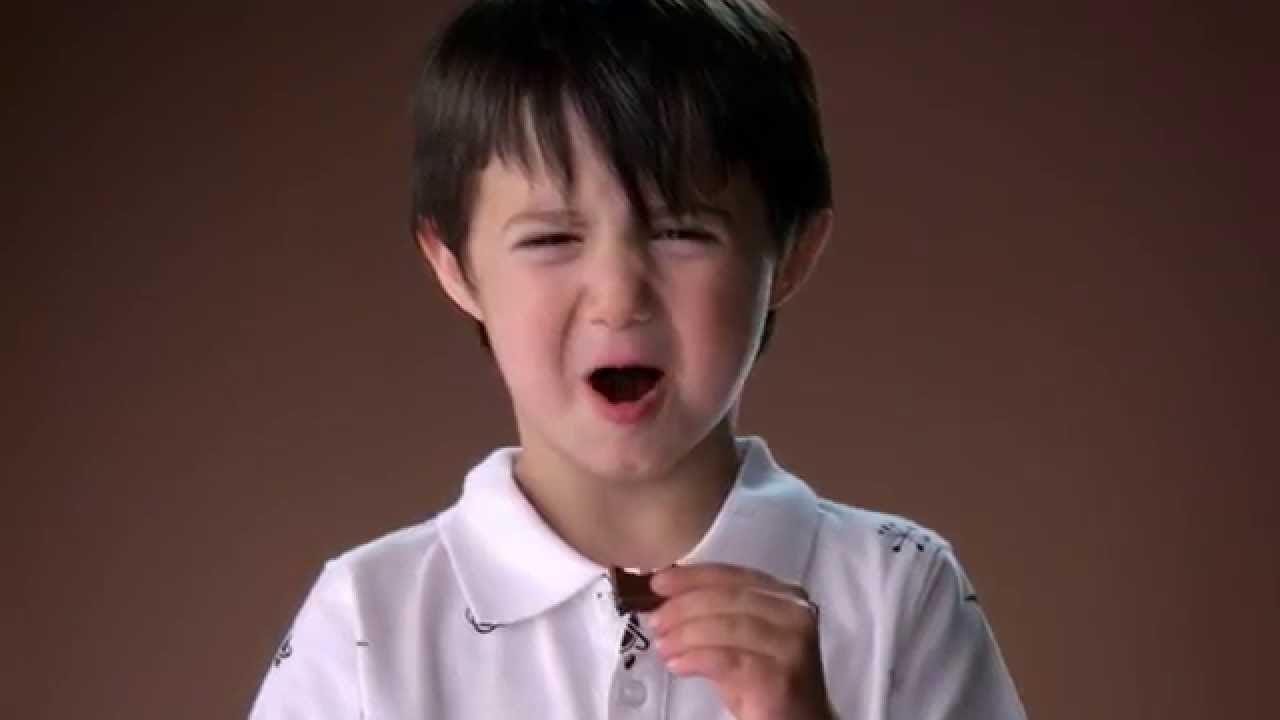 Lapset maistavat tummaa suklaata ensimmäisen kerran – katso videolta hauskat reaktiot