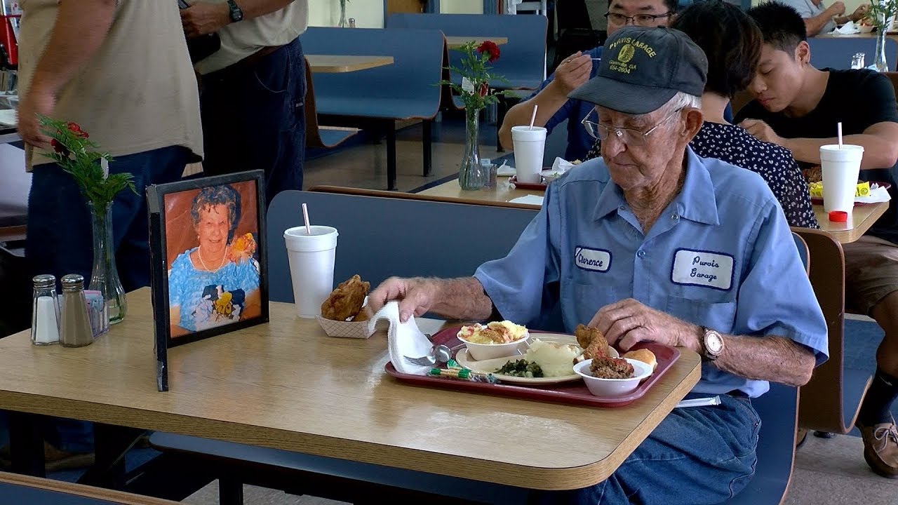 Liikuttava tarina tosirakkaudesta: 93-vuotias mies käy lounaalla lempiravintolassaan seuranaan kuva edesmenneestä vaimosta