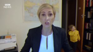 Näin äiti reagoisi, jos lapset keskeyttäisivät suoran tv-haastattelun – parodiavideo leviää netissä