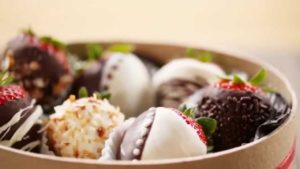 Näin valmistat suklaakuorrutteiset mansikat – katso helppo kesävinkki