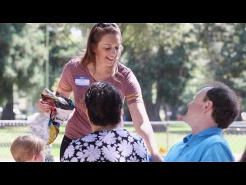 Nainen järjesti kodittomille piknikin 28-vuotisjuhliensa sijaan – katso video