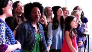 Naiset puhuvat sukupuolten tasa-arvoisuuden puolesta