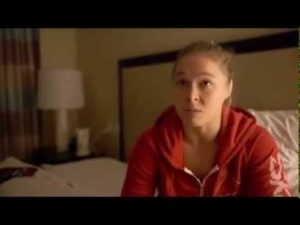 Naisvapaaottelija kritisoi kauneusihanteita – katso provosoiva video