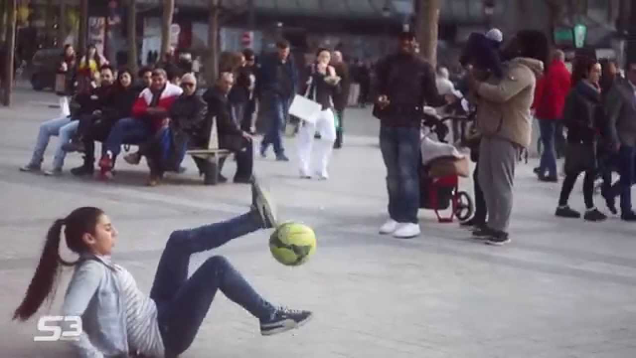 Nuori tyttö taituroi jalkapallon kanssa kadulla – katso video
