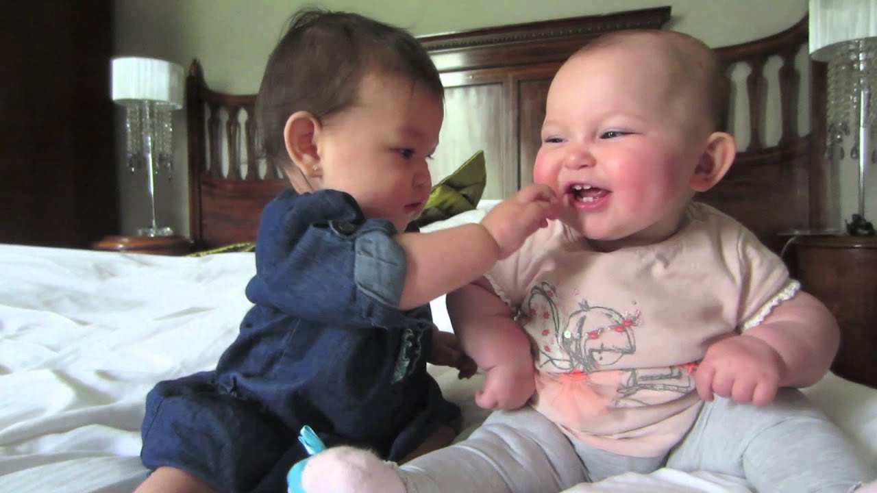 Onko tässä Internetin suloisin vauvojen keskustelu? Katso video!