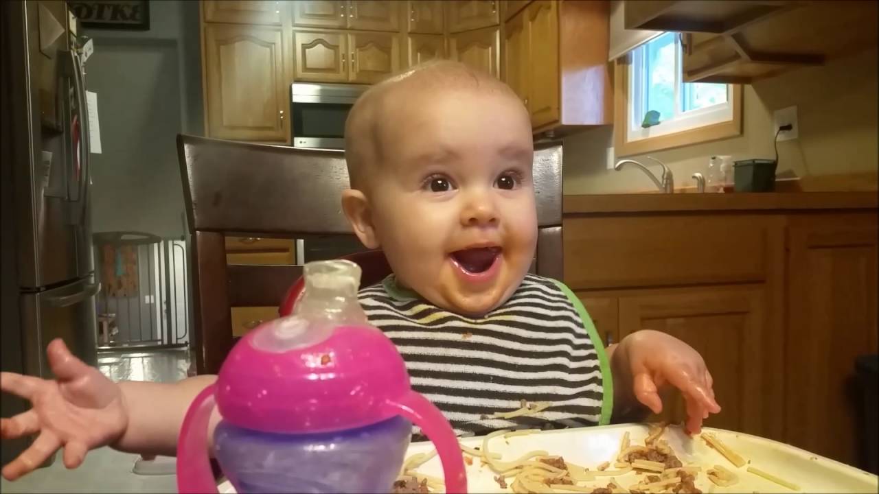 Tämä vauva nauraa kuin juonia punova pahis – katso mainio koostevideo