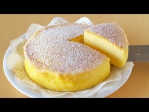 Tästä kolmen raaka-aineen juustokakkuohjeesta kohistaan nyt – katso ohjevideo