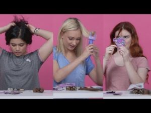 Teini-ikäiset tytöt kokeilevat 90-luvun hiusvälineitä