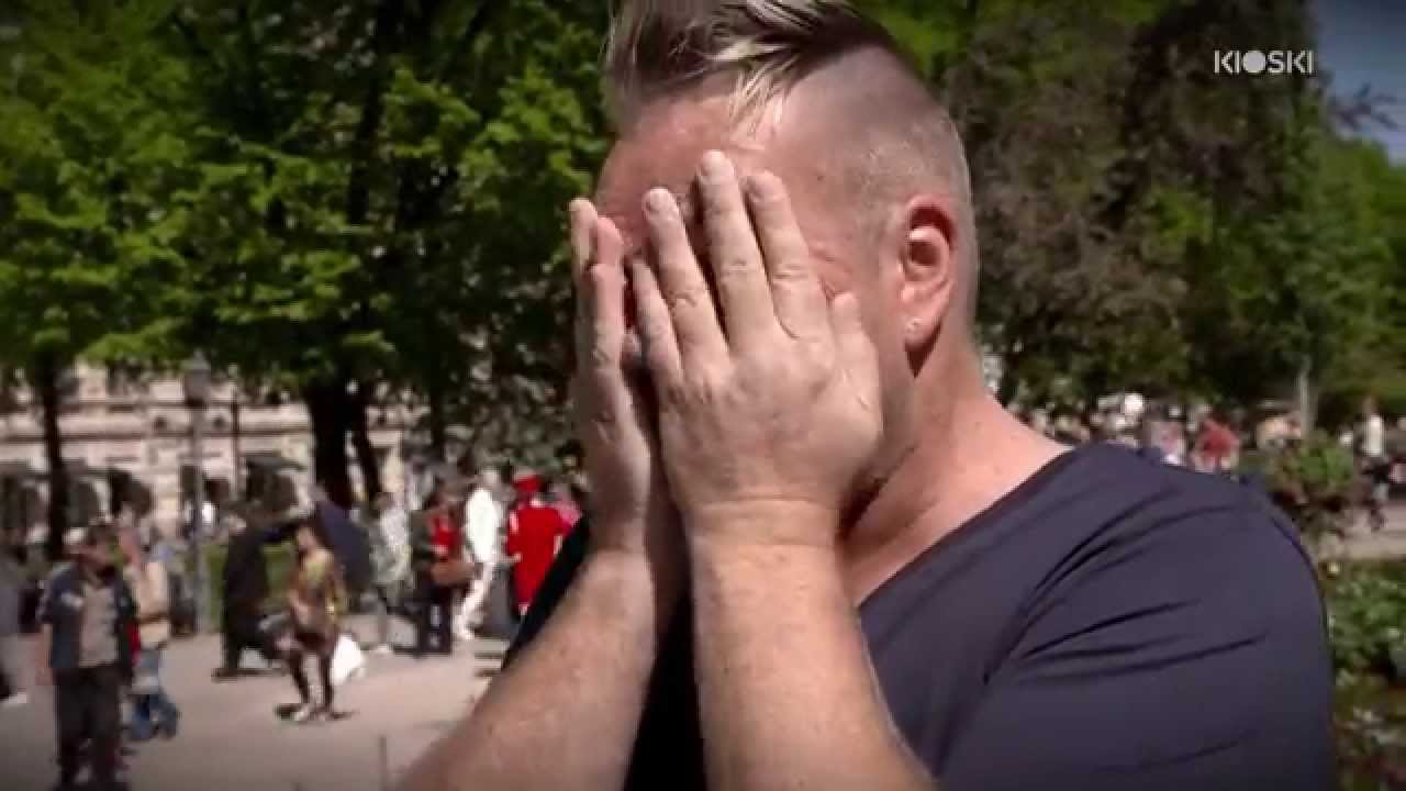 Video: Hiv-positiivinen suomalaismies haastaa ohikulkijat koskettamaan häntä